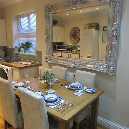 Exquisite Kings: Dual En-Suite Apartment Near Town & Transport Darlington  Exterior photo