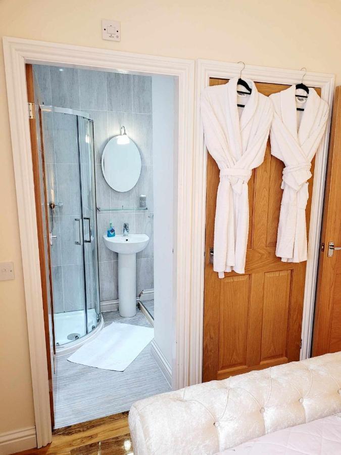 Exquisite Kings: Dual En-Suite Apartment Near Town & Transport Darlington  Exterior photo