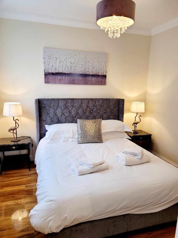 Exquisite Kings: Dual En-Suite Apartment Near Town & Transport Darlington  Exterior photo