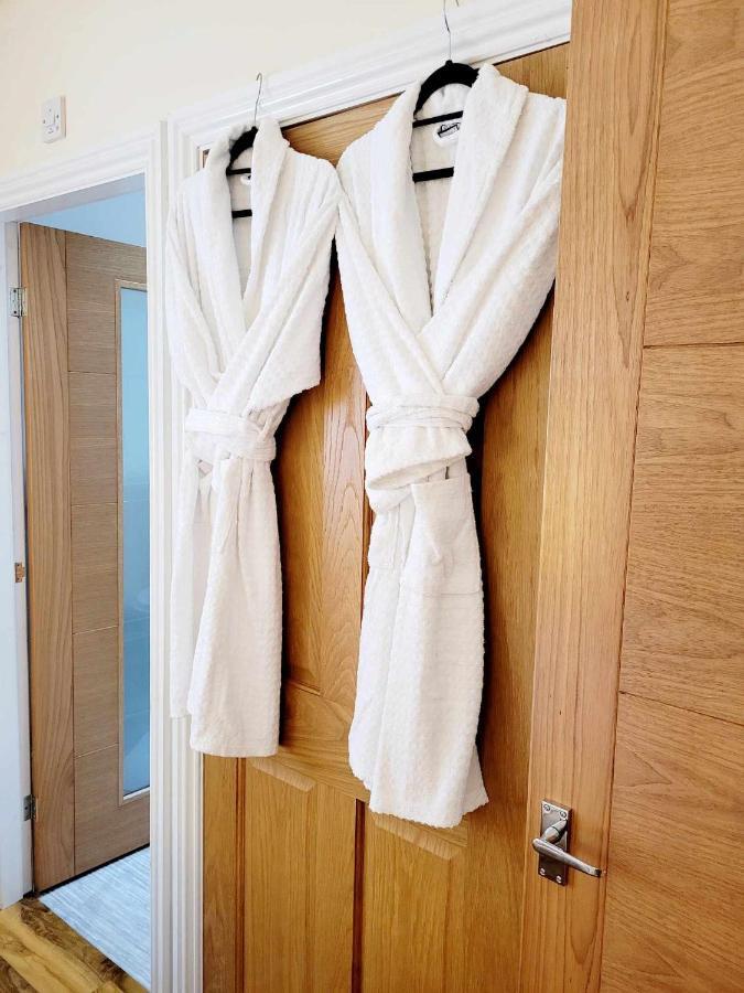 Exquisite Kings: Dual En-Suite Apartment Near Town & Transport Darlington  Exterior photo