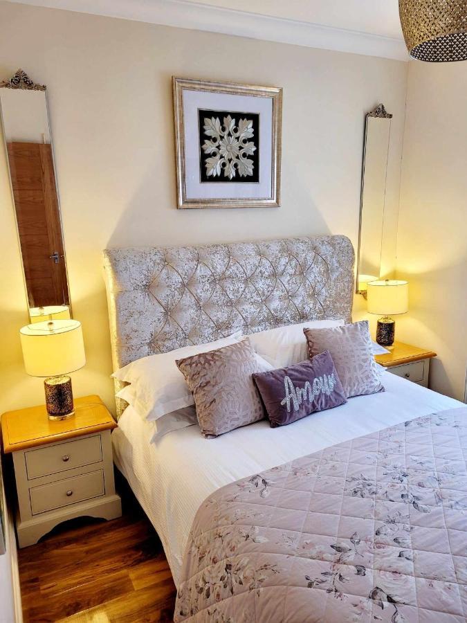 Exquisite Kings: Dual En-Suite Apartment Near Town & Transport Darlington  Exterior photo