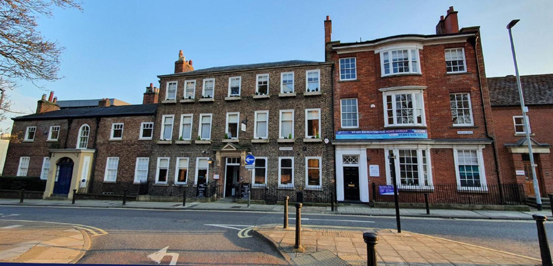Exquisite Kings: Dual En-Suite Apartment Near Town & Transport Darlington  Exterior photo