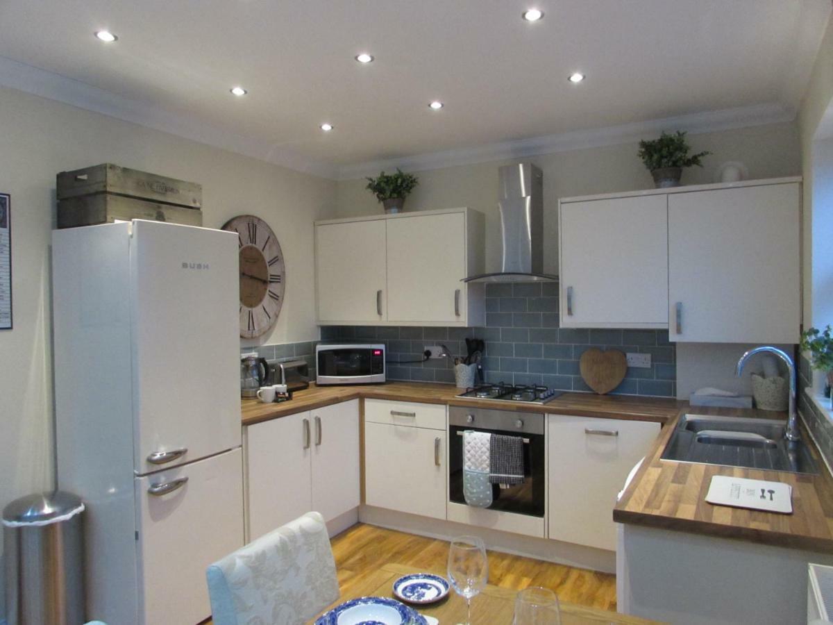Exquisite Kings: Dual En-Suite Apartment Near Town & Transport Darlington  Exterior photo