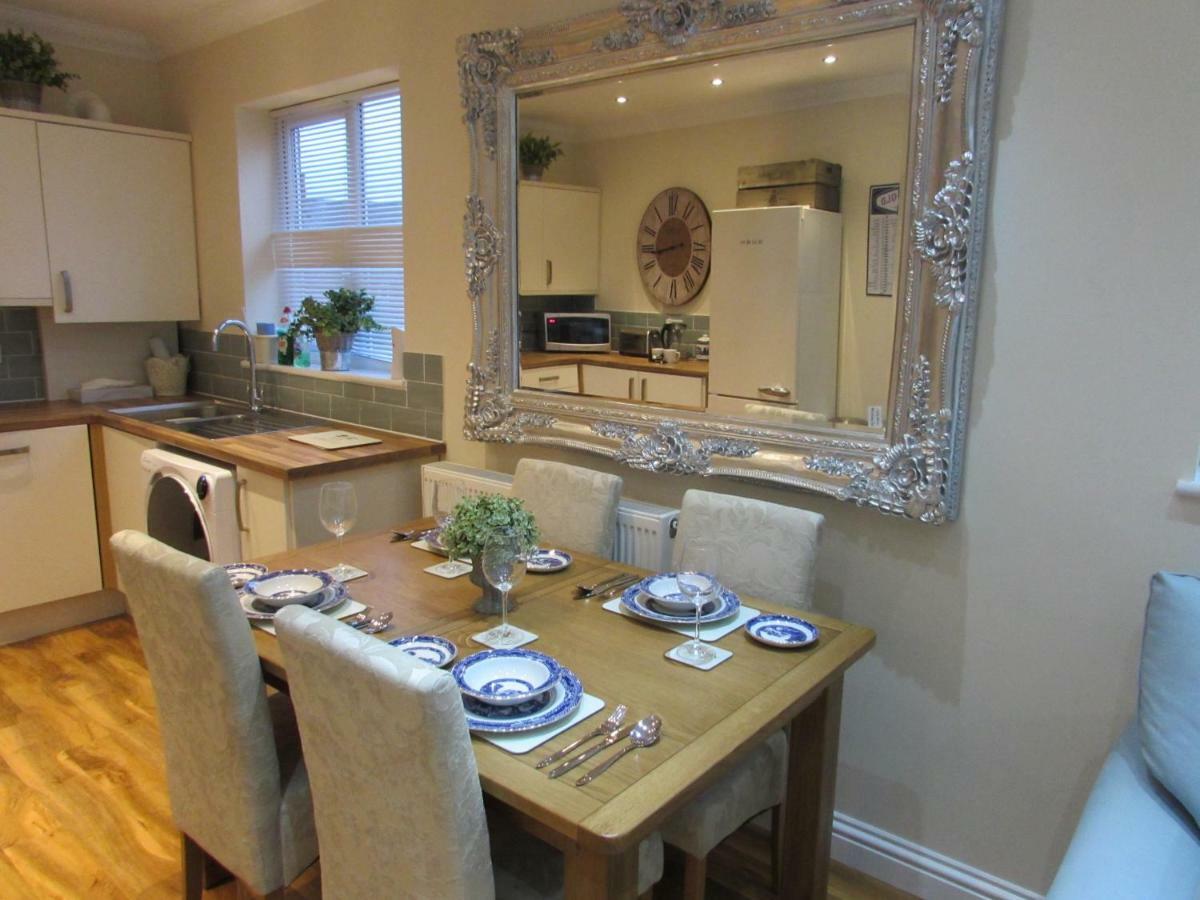 Exquisite Kings: Dual En-Suite Apartment Near Town & Transport Darlington  Exterior photo