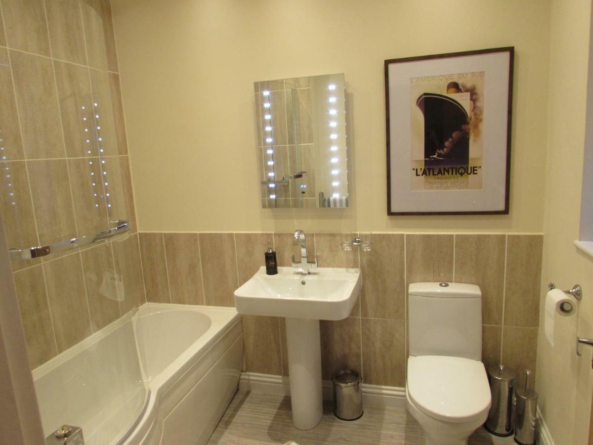 Exquisite Kings: Dual En-Suite Apartment Near Town & Transport Darlington  Exterior photo