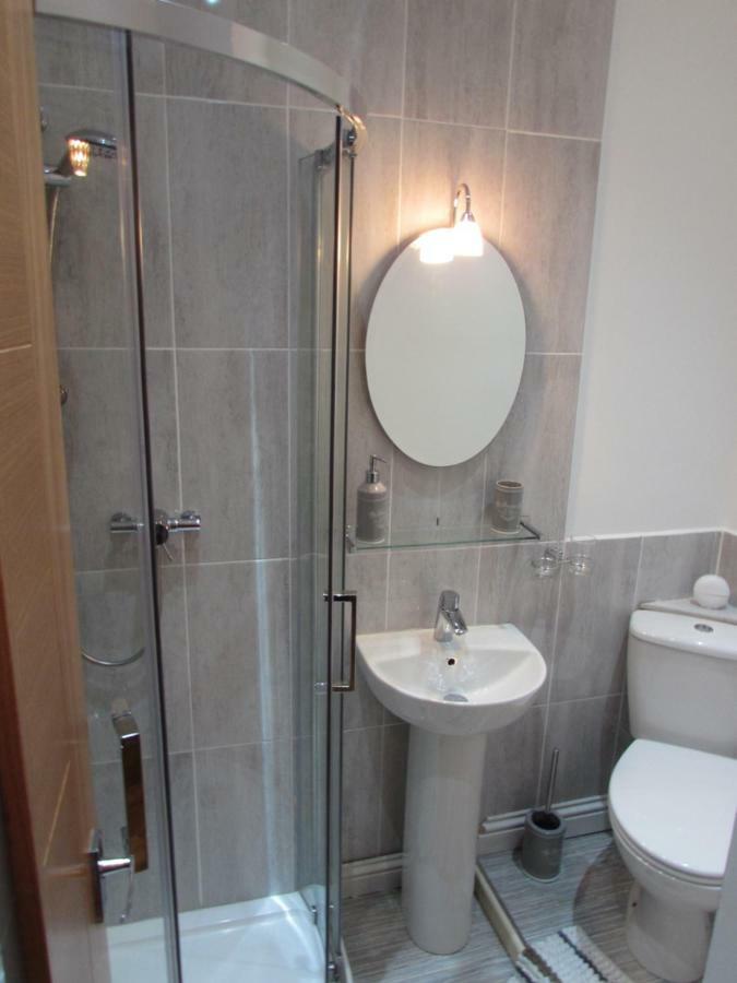 Exquisite Kings: Dual En-Suite Apartment Near Town & Transport Darlington  Exterior photo
